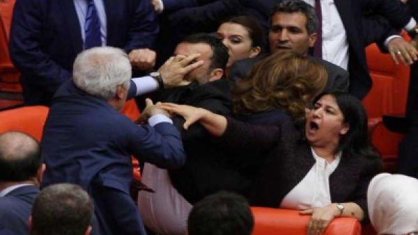 مشاجرات في البرلمان التركي 