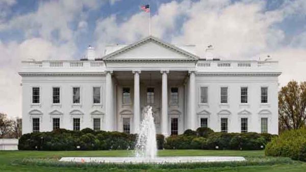 إغلاق البيت الأبيض لأسباب أمنية
