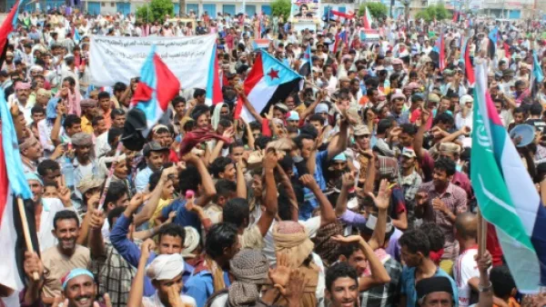 يمنيون جنوبيون يتظاهرون مجددا في عدن مطالبين بالانفصال 
