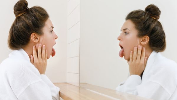 التدخين من أكثر الأسباب المؤدية لظهور الحبوب في اللسان