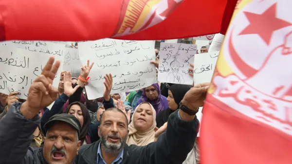 الإضراب العام يعمق الأزمة في تونس
