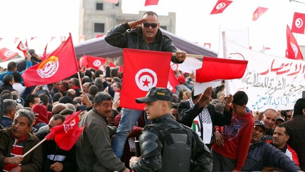 نشطاء في تونس يطلقون حملة “السترات الحمراء” للمطالبة بالتغيير