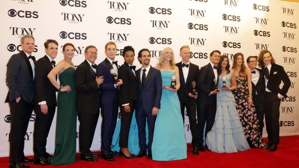 شاهد إطلالات النجمات في حفل Tony Awards 2017
