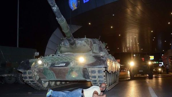 الشعب التركي يتحدى الانقلابين ودباباتهم ويدعم اوردوغان