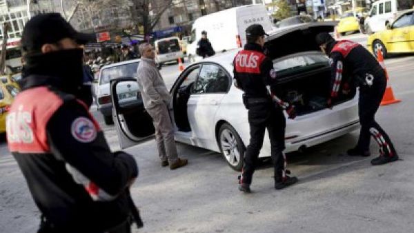 أجرت الفرق عمليات تفتيش في منازل وسيارات الأشخاص المشتبه بهم