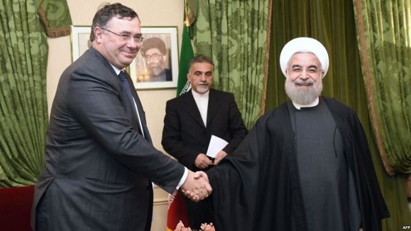 Total Chief Executive Officer Patrick Pouyanne (L) shakes hands with Iranian President Hassan Rouhani during a meeting in Paris on January 28, 2016. (Eric Fefferberg/ AFP) Total Chief Executive Officer Patrick Pouyanne (L) shakes hands with Iranian President Hassan Rouhani during a meeting in Paris on January 28, 2016. (Eric Fefferberg/ AFP)