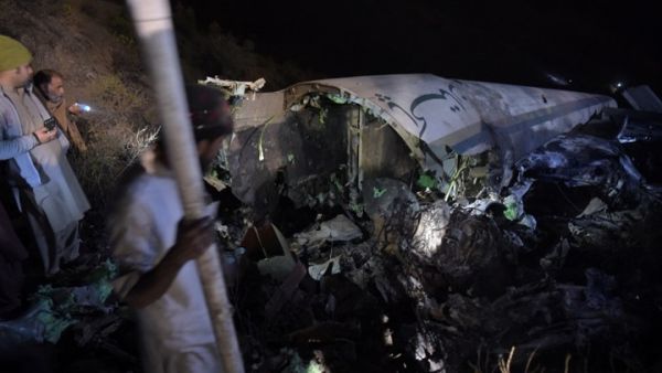 48 ضحية بينهم داعية شهير في تحطم طائرة باكستانية