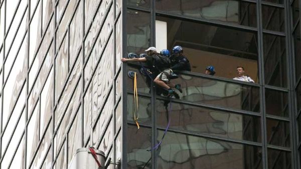 الشرطة تجذب رجلا إلى داخل برج ترامب في نيويورك بعد أن تسلقه