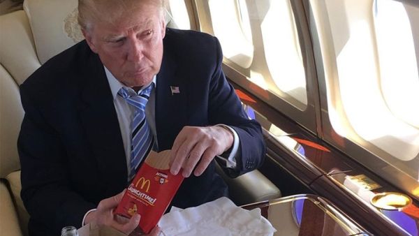 عزا مؤلف الكتاب تحذيرات ترامب للموظفين بأنها ناتجة عن "مخاوفه من التسمم" 