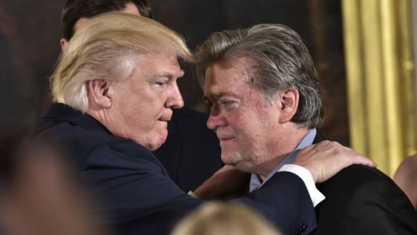 ترامب مع ستيف بانون، الذي أقاله والذي كان يوصف بأنه “عقله المفكر والمدبر”
