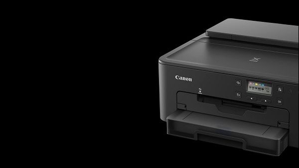 تستخدم الطابعة PIXMA TS704 من كانون خمسة أحبار فردية منفصلة، تُعطي مستندات بنصوص واضحة وجودة عالية علاوة على صور ومحتوى إبداعي نابضة بالحياة.