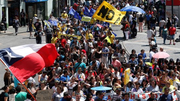 حرق حافلات واغلاق شوارع احتجاجاً في تشيلي