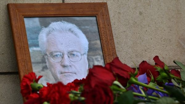 صورة تشوركين امام مبنى الخارجية الروسية في موسكو