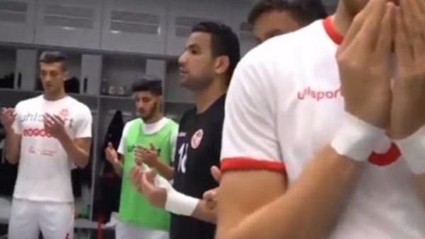 حرص لاعبو النسور ومديرهم الفني "نبيل معلول" على قراءة القرآن والأدعية في غرف خلع الملابس 