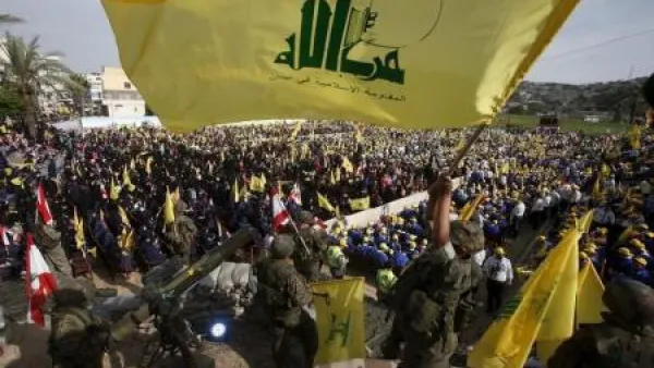 عضو في حزب الله يحمل علم الحزب في مهرجان نظمه الحزب في النبطية في لبنان 
