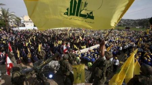 عضو في حزب الله يحمل علم الحزب في مهرجان نظمه الحزب في النبطية في لبنان 
