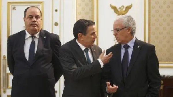 وزير العدل التونسي المقال محمد صالح بن عيسى (الى اليمين) يستمع الى وزير الدفاع فرحات الحرشاني
