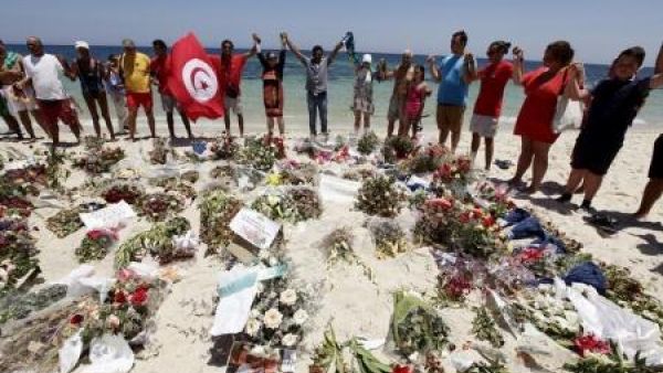 أشخاص يقفون دقيقة صمت حدادا على ارواح قتلى هجوم لمسلحين على شاطىء في سوسة
