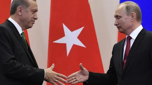 Turkish President Recep Tayyip Erdogan (L) "hesitantly" shakes hands with his Russian counterpart Vladimir Putin after a joint press conference following their meeting at the Bocharov Ruchei state residence in Sochi on May 3, 2017. (AFP/ Alexander Nemenov)