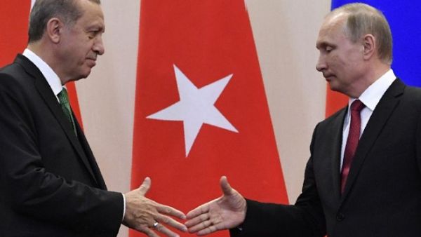 Turkish President Recep Tayyip Erdogan (L) "hesitantly" shakes hands with his Russian counterpart Vladimir Putin after a joint press conference following their meeting at the Bocharov Ruchei state residence in Sochi on May 3, 2017. (AFP/ Alexander Nemenov) Turkish President Recep Tayyip Erdogan (L) "hesitantly" shakes hands with his Russian counterpart Vladimir Putin after a joint press conference following their meeting at the Bocharov Ruchei state residence in Sochi on May 3, 2017. (AFP/ Alexander Nemenov)