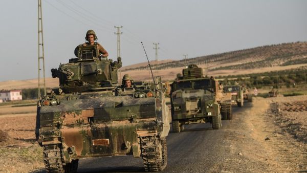 Turkish soldiers stand in a Turkish army tank driving back to Turkey from the Syrian-Turkish border town of Jarabulus on September 2, 2016. (AFP/Bulent Kilic)
