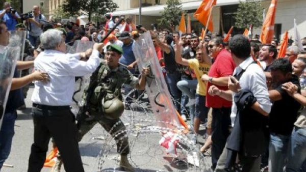 7 جرحى من الجيش اللبناني خلال التصدي لمحاولات أنصار "التيار الحر" اقتحام مقر الحكومة