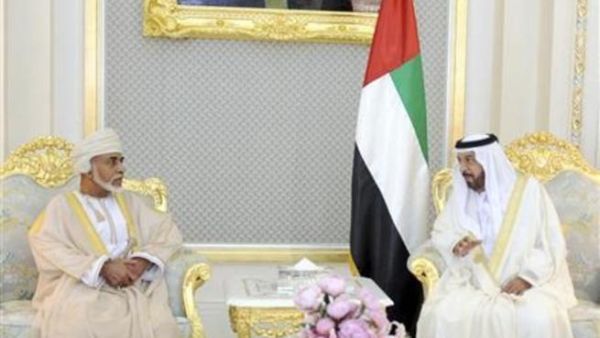 صورة ارشيفية تجمع بين رئيس دولة الامارات الشيخ خليفة بن زايد ال نهيان ( الى اليمين) وسلطان عمان السلطان قابوس بن سعيد 
