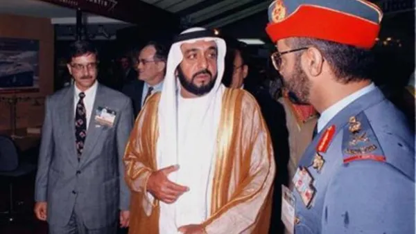 صورة ارشيفية للشيخ خليفة بن زايد ال نهيان رئيس دولة الامارات العربية المتحدة ( وسط الصورة) 
