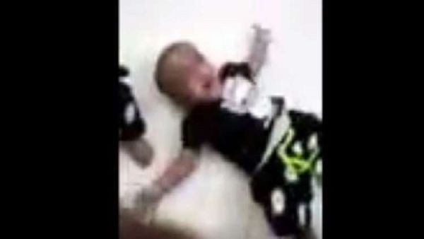 والد الرضيعتين يرجح أن تكون طليقته مصابة "باختلالات نفسية وعصبية"