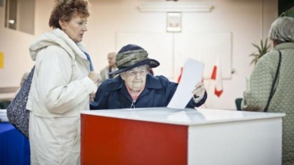 عجوز تدلي بصوتها في الانتخابات البولندية 