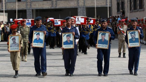 Honor guard soldiers carry the portraits and the coffins of military officers during their funeral ceremony (AFP/ MOHAMMED HUWAIS)