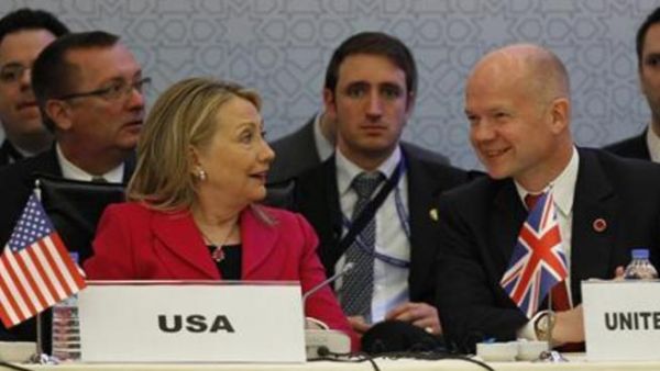 كلينتون وهيغ خلال المؤتمر