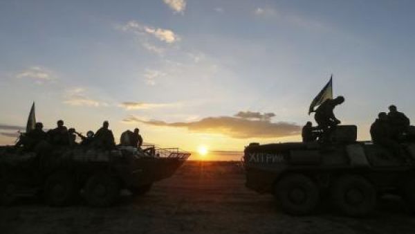 جنود اوكرانيون على متن مركبات مدرعة بالقرب من مطار في شرق اوكرانيا
