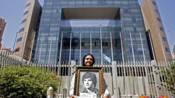 امرأة لبنانية تعتصم امام مقر الامم المتحدة في بيروت الاسكوا
