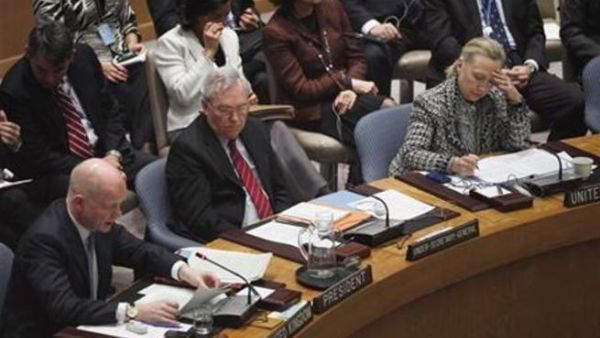 كلينتون ونظيرها البريطاني وليام هيج (إلى اليسار) في اجتماع مجلس الامن بنيويورك
