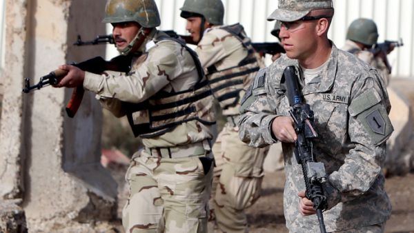 US Army soldiers training Iraqi troops at the Taji base, north of Baghdad (AFP/Ahmad Al-Rubaye)