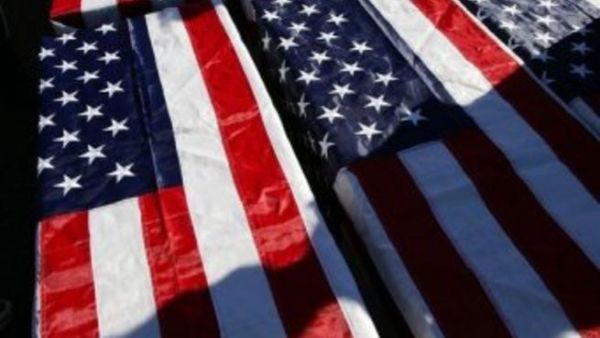 نعوش رمزية في تظاهرة احتجاج على حرب العراق في لوس انجلس، كاليفورنيا
