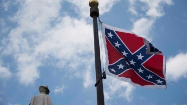 سحب العلم الكونفدرالي المثير للجدل من برلمان كارولاينا الجنوبية