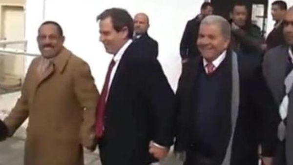 لقطة من مقطع فيديو يظهر السفير (وسط) خلال مشاركته في الدبكة
