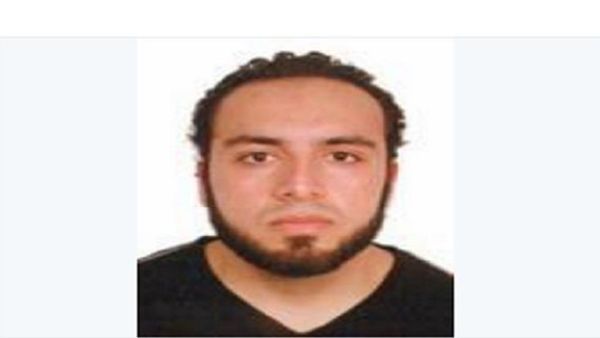  أحمد خان رحامي الأمريكي من أصل باكستاني