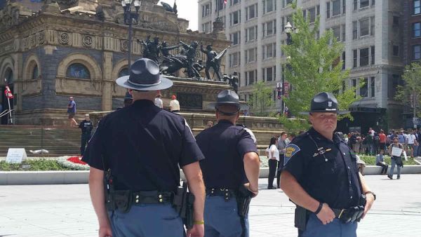 رصاص المهاجمين استهدف سيارة للشرطة

