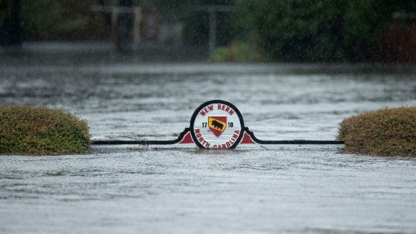 NEW BERN, NC - SEPTEMBER 14: Neighborhoods flooded after the storm surge from Hurricane Florence flooded the Neuse River September 14, 2018 in New Bern, North Carolina after making landfall as Category 1 storm and flooding from the heavy rain, forcing hundreds of people to call for emergency rescues in the area which sits at the confluence of the Nueces and Trent rivers. The storm has since been downgraded to a tropical storm. Chip Somodevilla/Getty Images/AFP 
