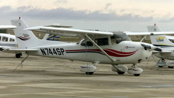 طائرة من طراز "Cessna 172" 