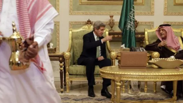 كيري مجتمعا بسعود الفيصل في الرياض/أ.ف.ب