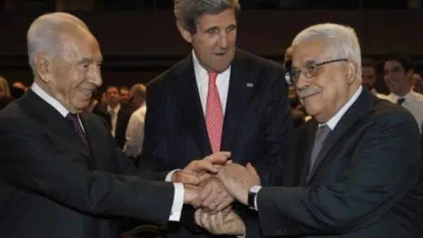 الرئيس الفلسطيني ووزير الخارجية الاميركي والرئيس الاسرائيلي خلال منتدى البحر الميت في الاردن/أ.ف.ب