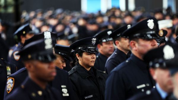 ضباط شرطة خلال تشييع رافائيل راموس/أ.ف.ب