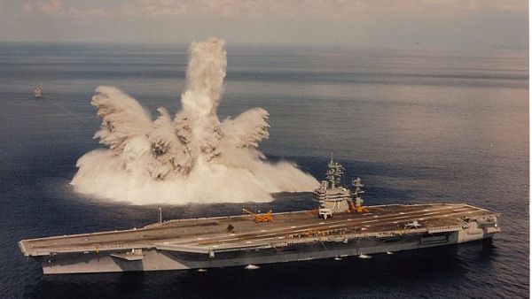حاملة طائرات امريكية