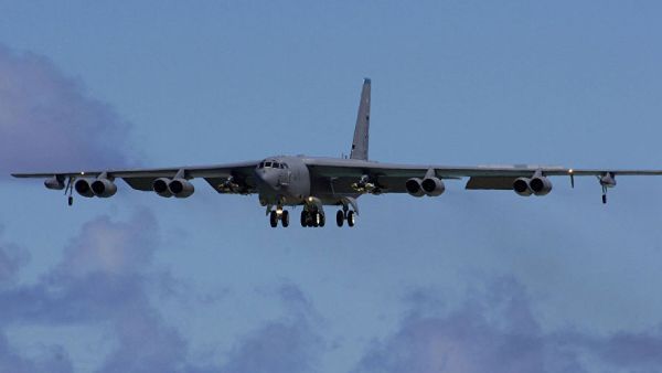 قاذفة قنابل أمريكية (بي – 52) 