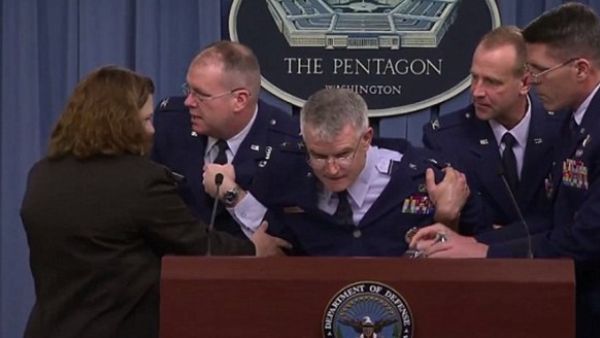 لحظة سقوط قائد سلاح الجو الأمريكي جيمس مارتن (52عاما)