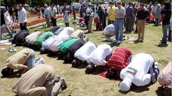 اطلقت الحملة بعد اعلانات دعائية تصف المسلمين "بالمتوحشين"
